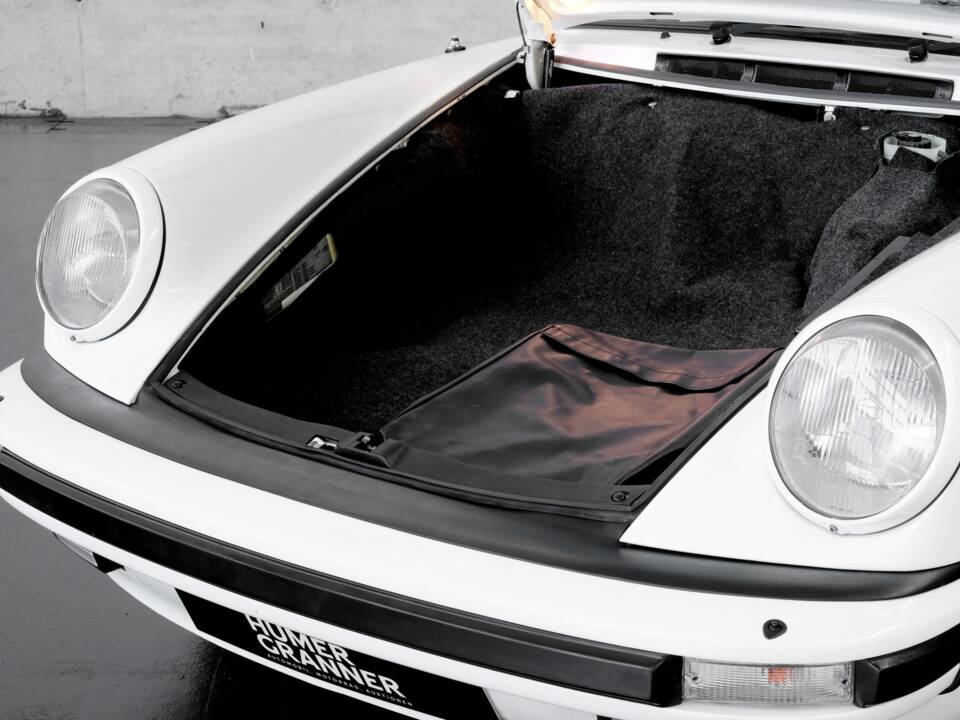 Image 34/46 de Porsche 911 Carrera 3.2 (1984)