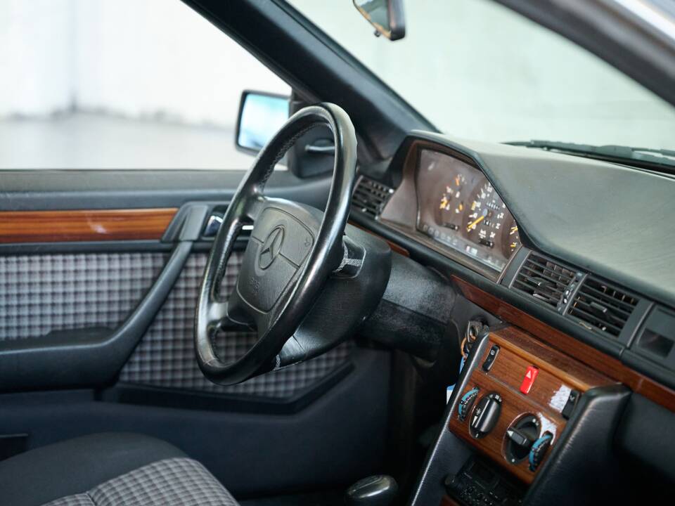 Bild 33/50 von Mercedes-Benz 300 CE (1991)