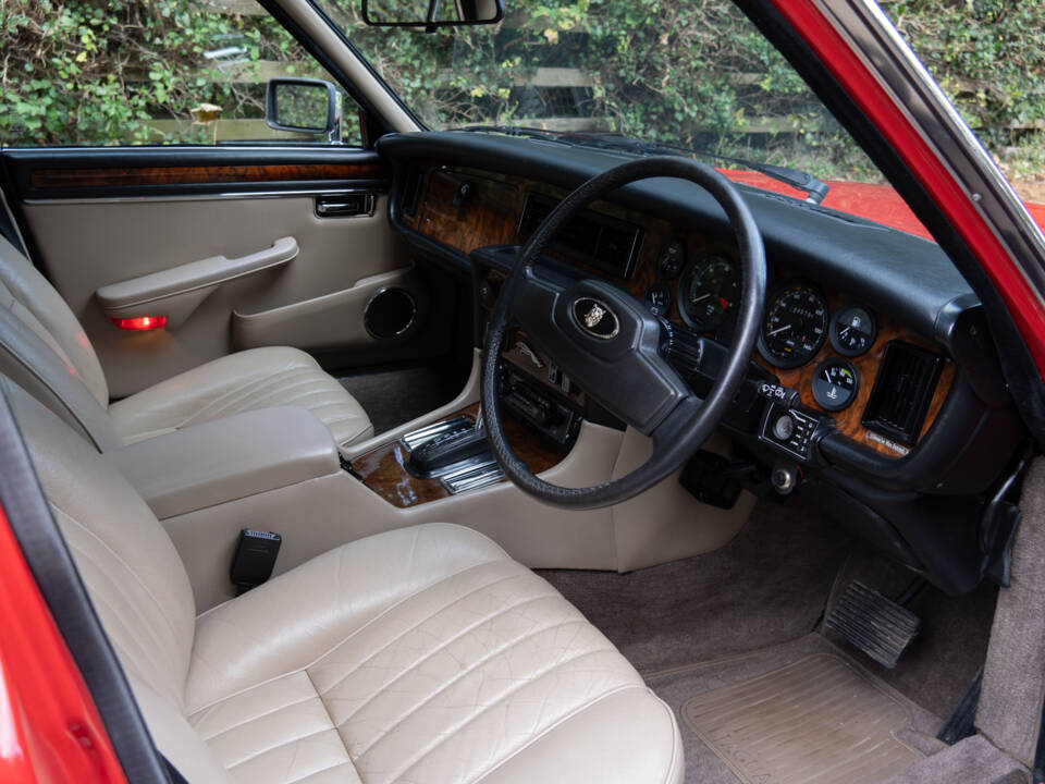 Image 8/20 of Jaguar Sovereign 2.9 (1986)