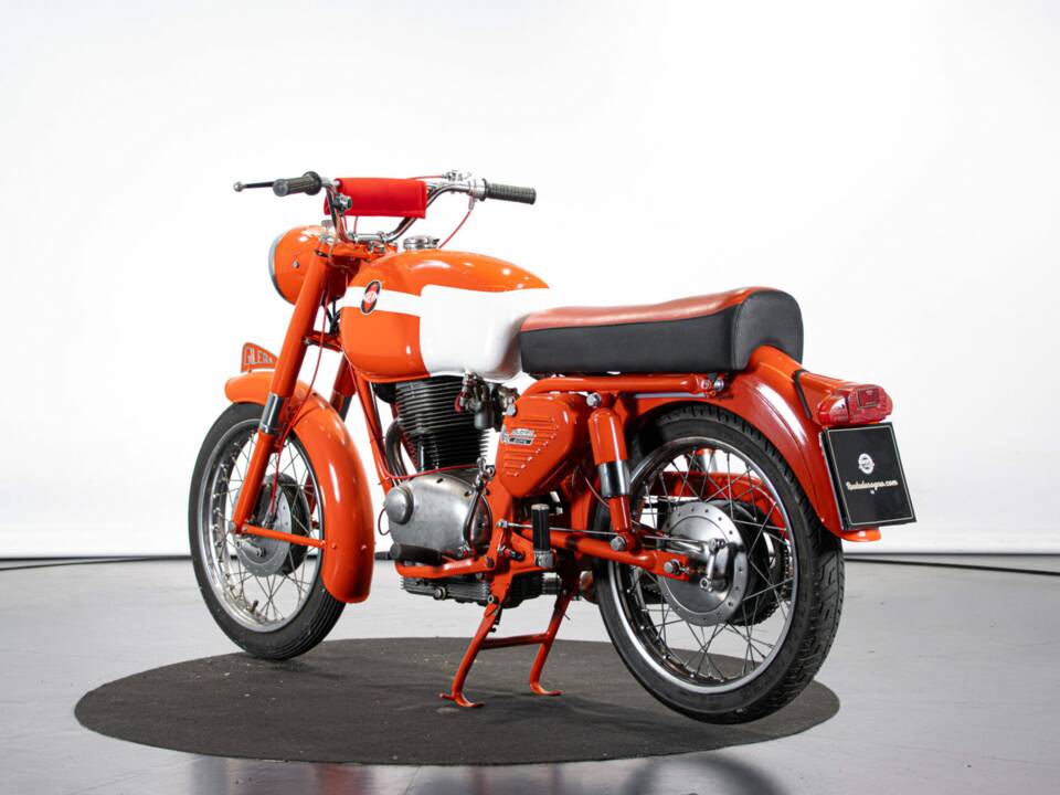 Bild 2/50 von Gilera Giubileo 175 Sport (1963)