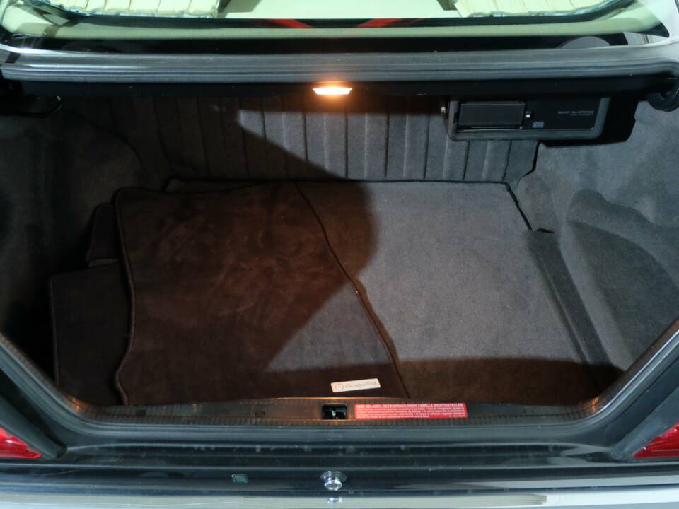 Image 31/32 de Mercedes-Benz 400 E (1991)