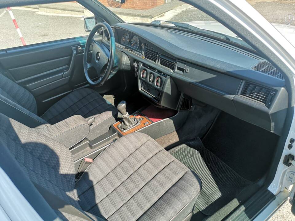 Image 24/34 of Mercedes-Benz 190 E 1.8 (1991)