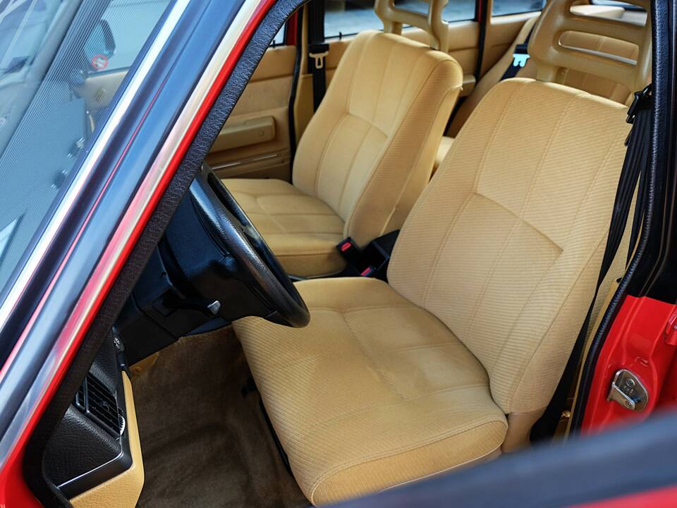 Image 18/75 de Volvo 240 (1986)