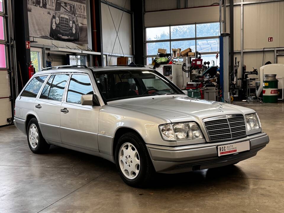 Bild 2/49 von Mercedes-Benz E 320 T (1993)