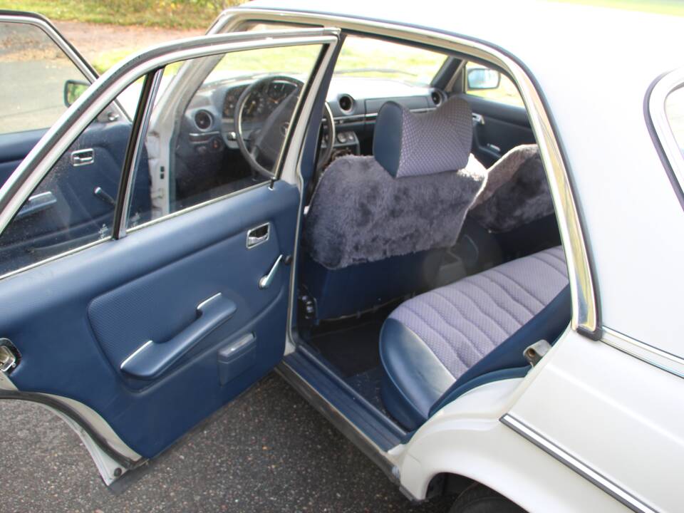 Image 17/22 of Mercedes-Benz 200 (1978)