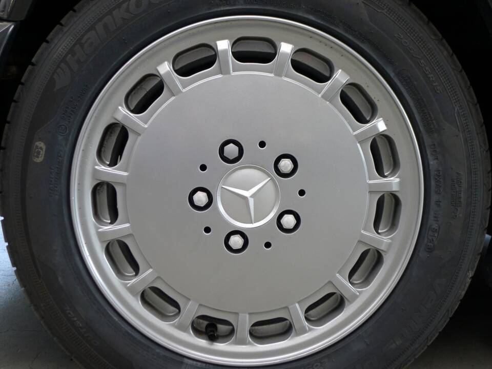 Image 37/49 of Mercedes-Benz 190 E 2.3-16 (1984)