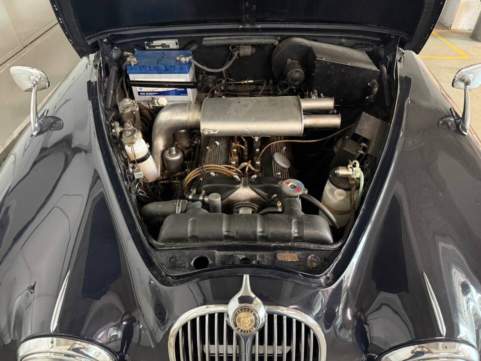Image 18/22 of Jaguar 240 (1968)