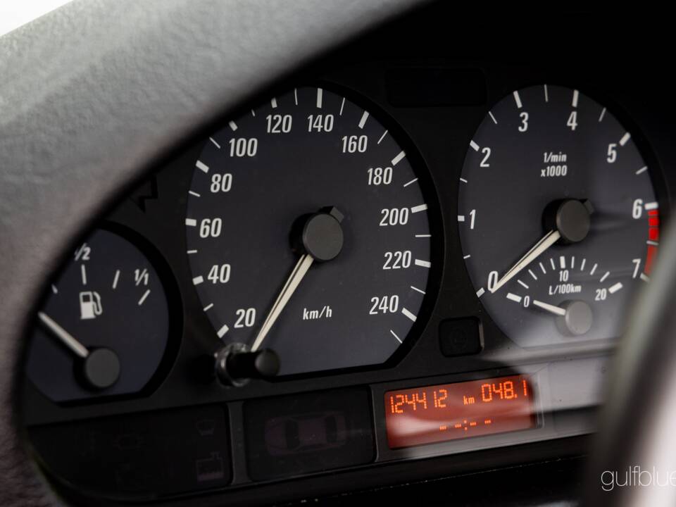 Image 25/56 of BMW 323Ci (2000)