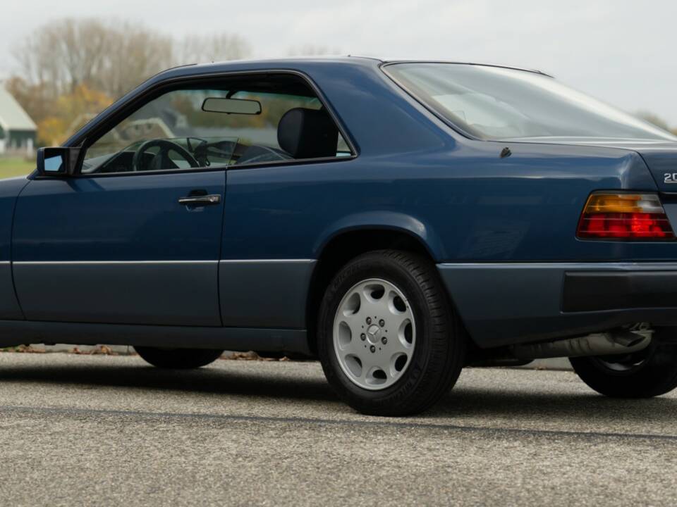 Bild 48/79 von Mercedes-Benz 200 CE (1993)