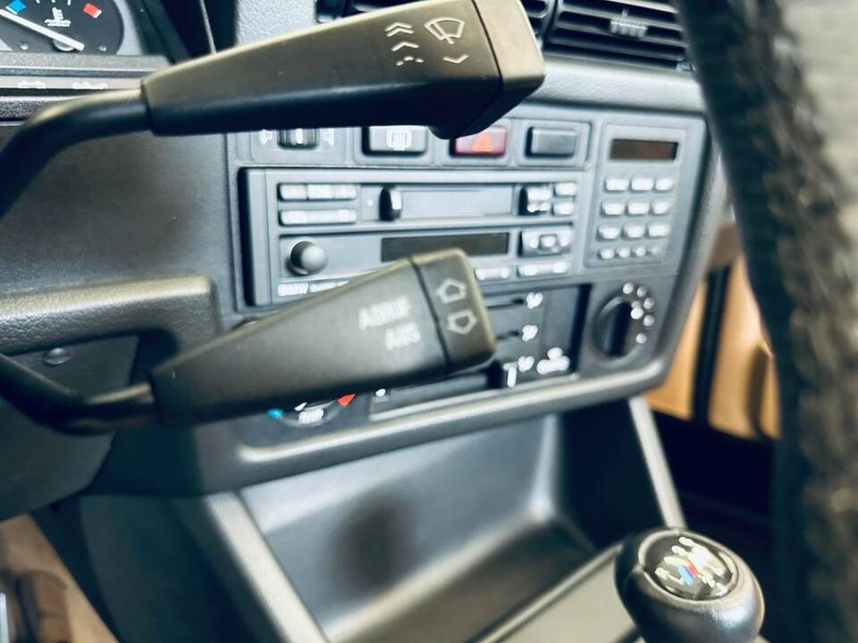 Image 19/29 de BMW 325i (1989)