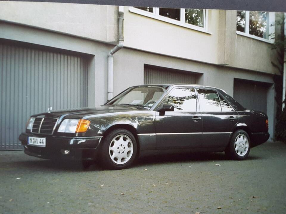 Image 3/8 of Mercedes-Benz 230 E (1988)