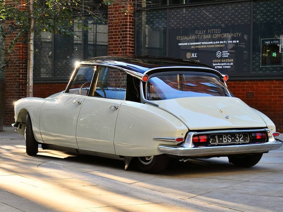 Image 3/56 de Citroën DS 19 (1958)