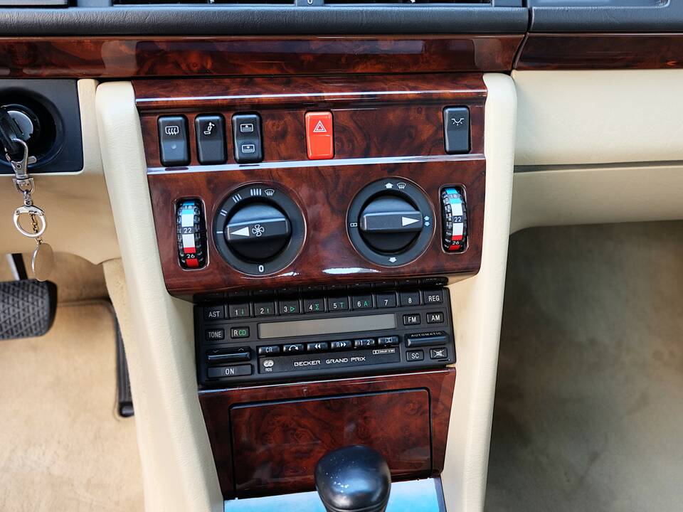 Image 23/63 of Mercedes-Benz 300 CE (1991)