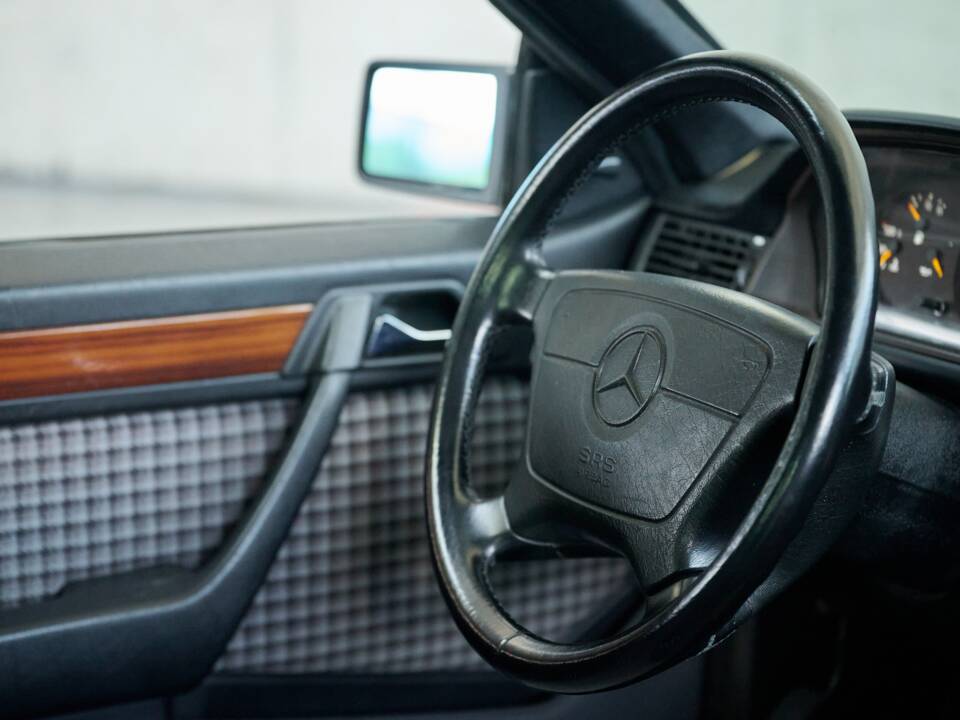 Bild 34/50 von Mercedes-Benz 300 CE (1991)