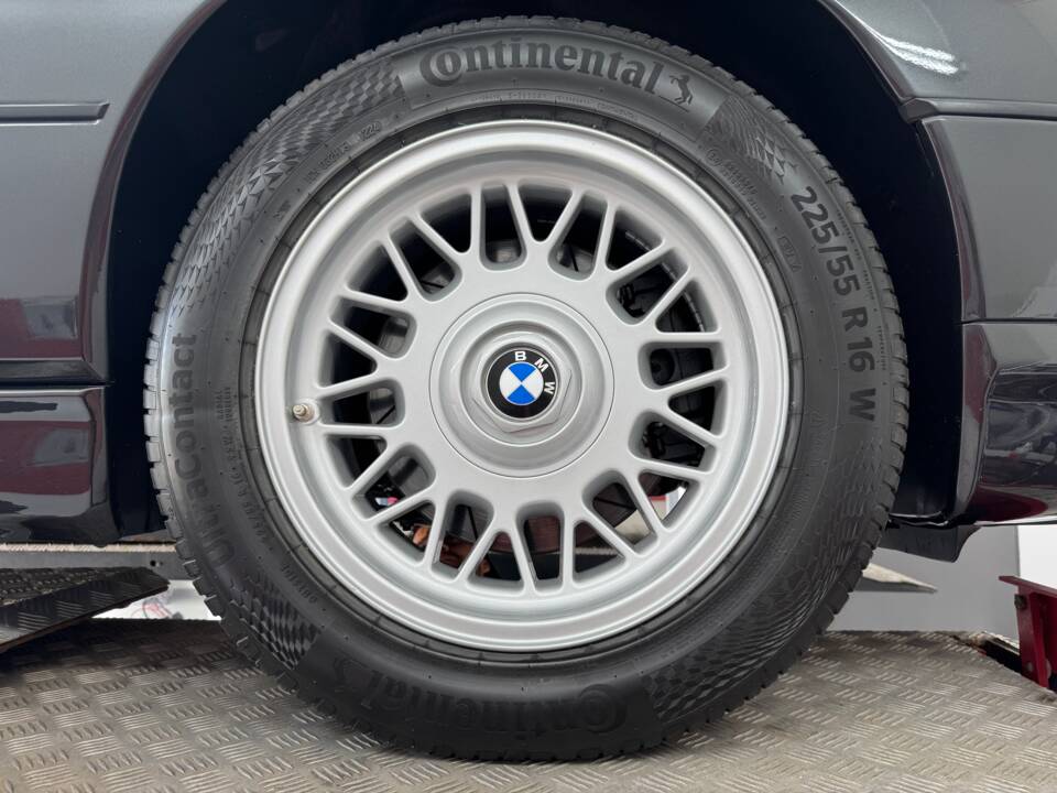 Image 25/37 of BMW 850i (1991)