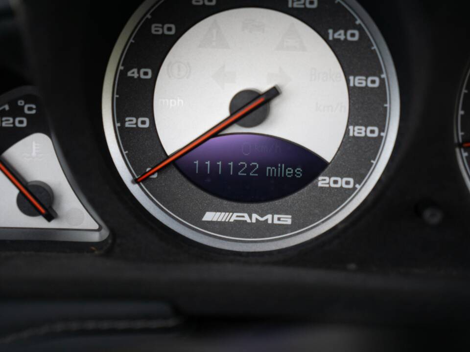 Image 26/45 of Mercedes-Benz SL 55 AMG (2004)