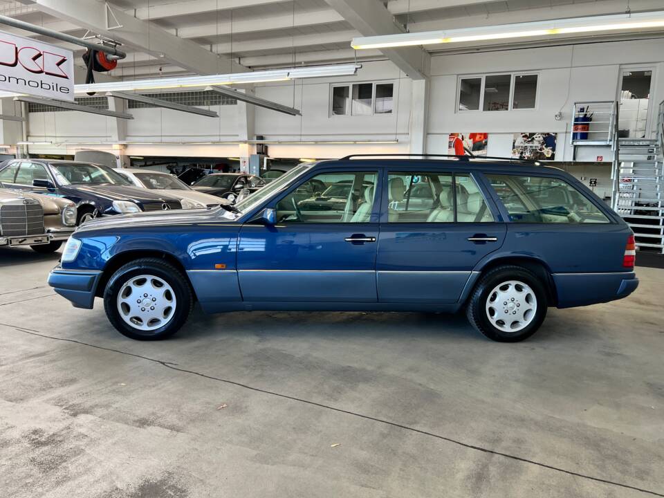 Imagen 7/40 de Mercedes-Benz E 300 T 4MATIC (1994)