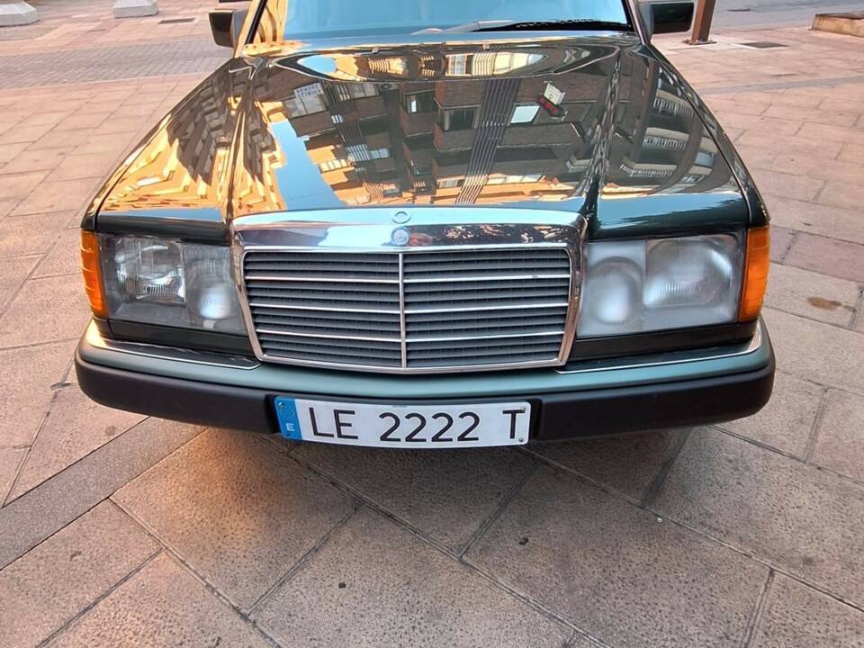 Immagine 2/12 di Mercedes-Benz 260 E (1988)