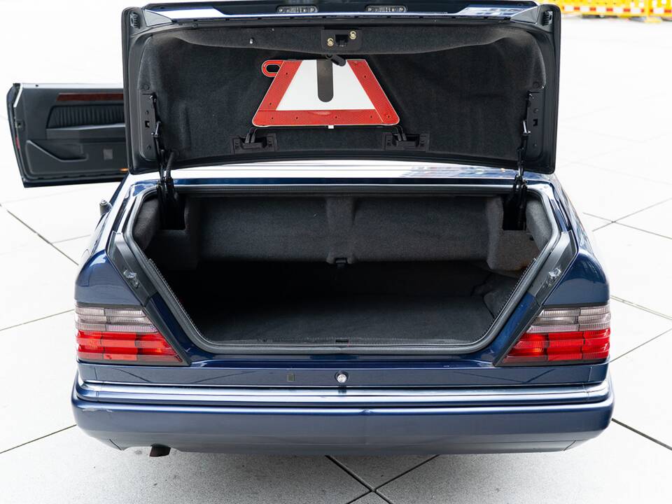 Image 40/45 of Mercedes-Benz E 220 (1995)