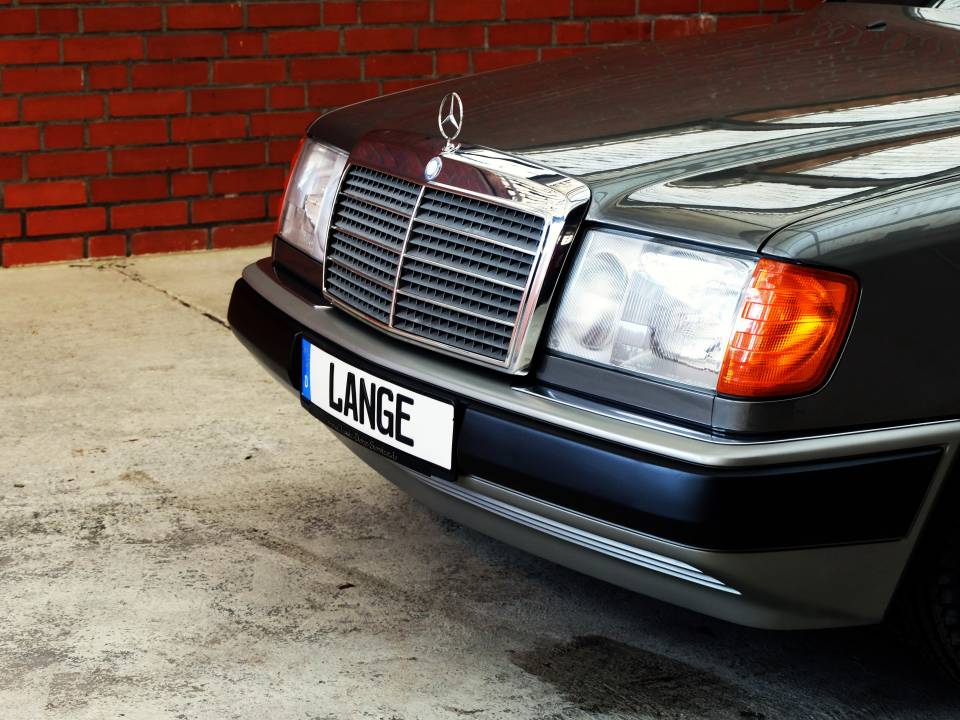 Bild 7/73 von Mercedes-Benz 230 E (1991)