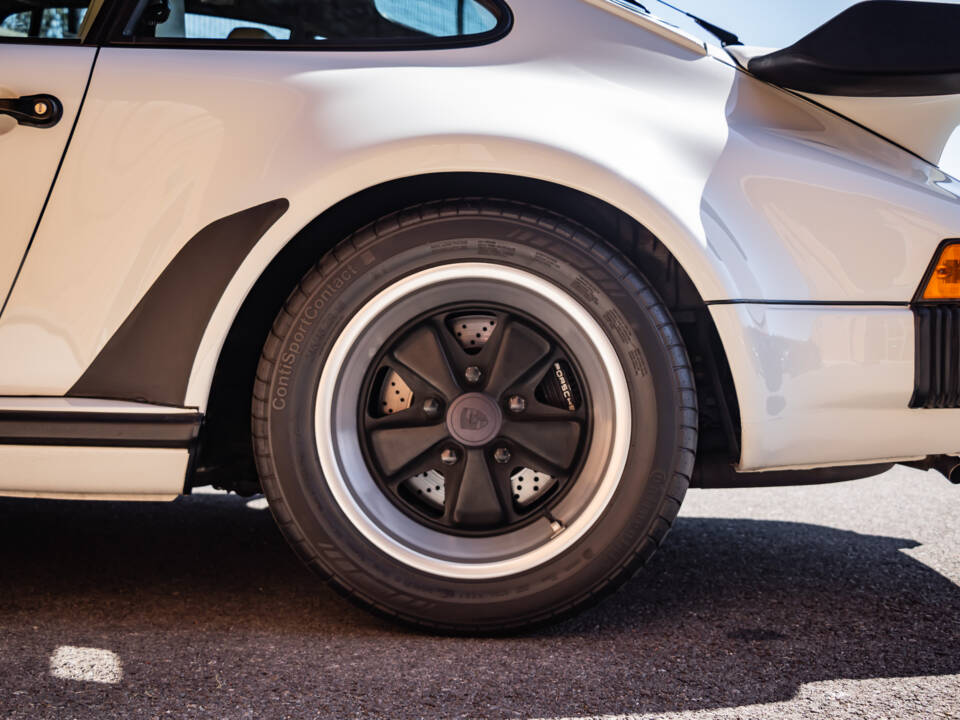 Image 16/50 of Porsche 911 Turbo 3.3 Flatnose (1982)