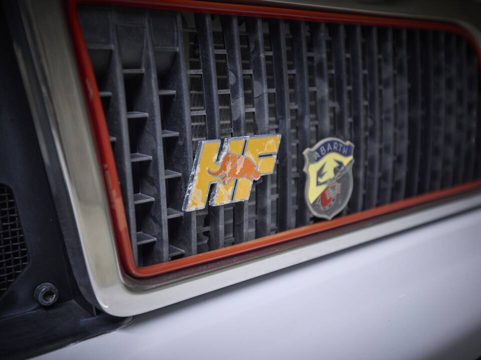 Image 55/93 of Lancia Delta HF Integrale Evoluzione I (1992)