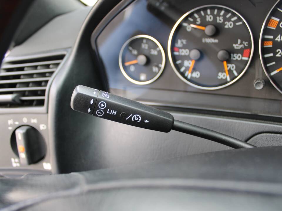 Image 34/50 of Mercedes-Benz SL 320 (2001)