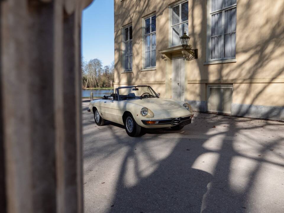 Image 53/58 of Alfa Romeo 2000 Spider Veloce (1977)