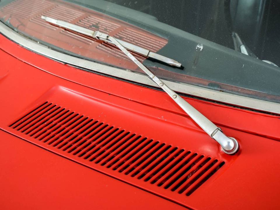 Image 30/50 of Chevrolet Corvair Monza Convertible (1966)