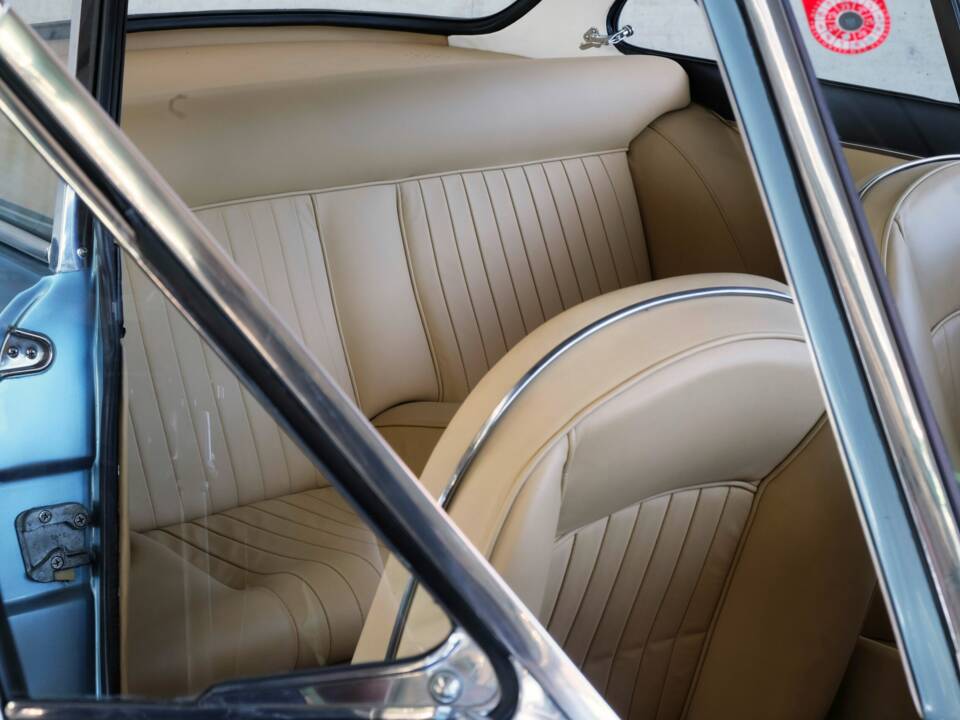 Image 41/50 of Ferrari 330 GT 2+2 (1964)