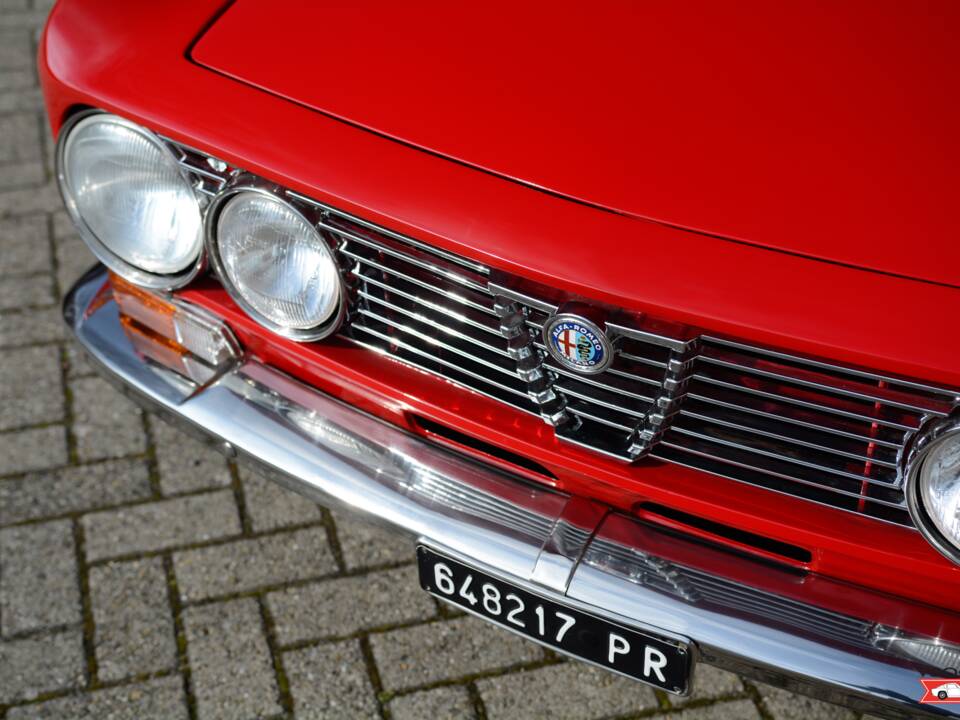 Image 6/17 of Alfa Romeo Giulia GT 1300 Junior (1971)