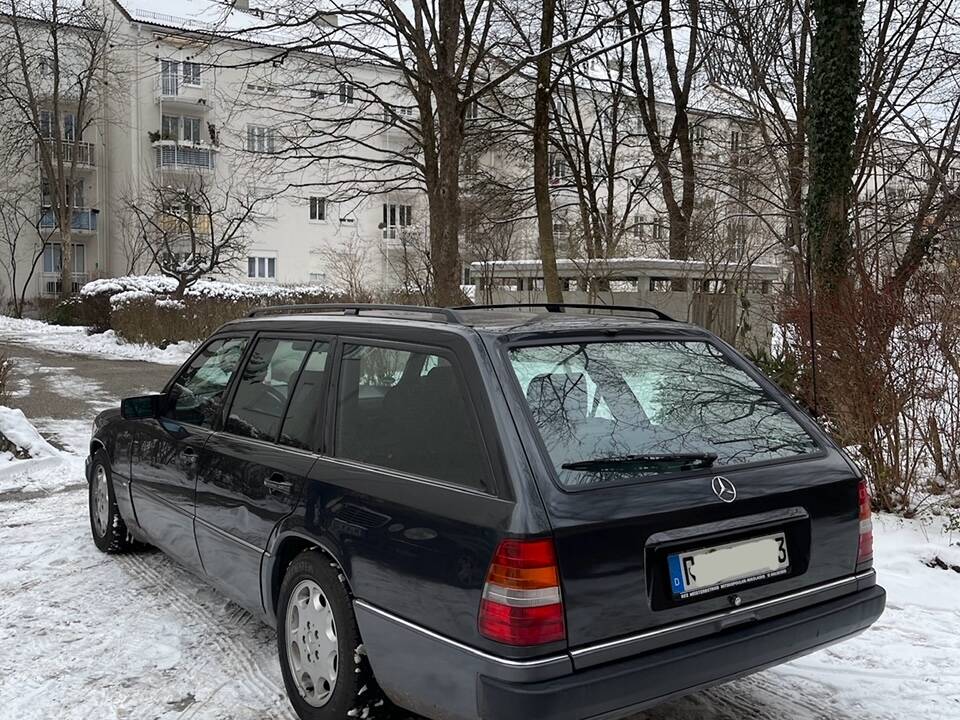 Afbeelding 18/74 van Mercedes-Benz 220 TE (1993)