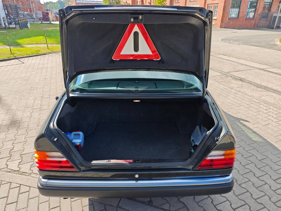 Bild 20/26 von Mercedes-Benz 300 E (1991)