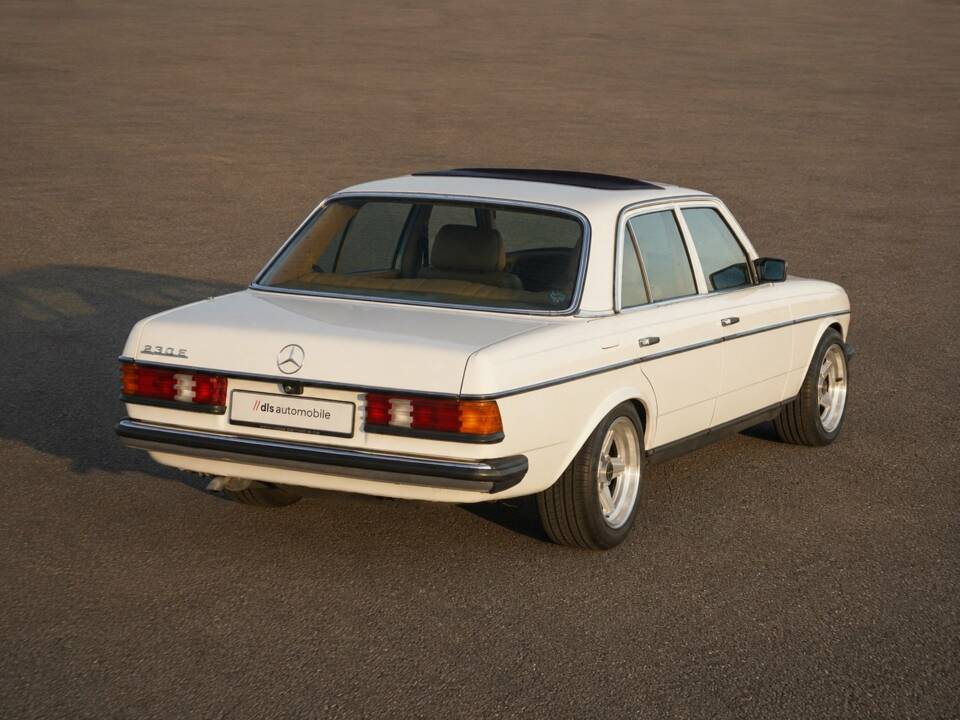 Immagine 2/50 di Mercedes-Benz 230 E (1900)