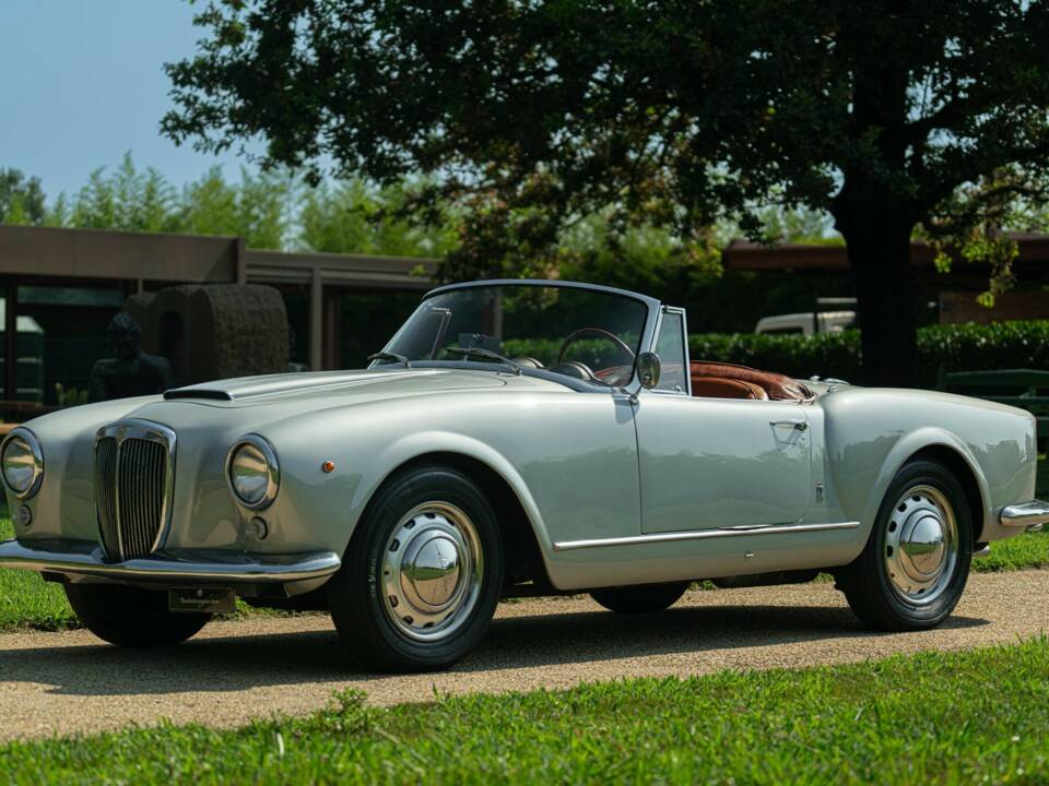 Image 2/50 of Lancia Aurelia B24 Convertible (1958)