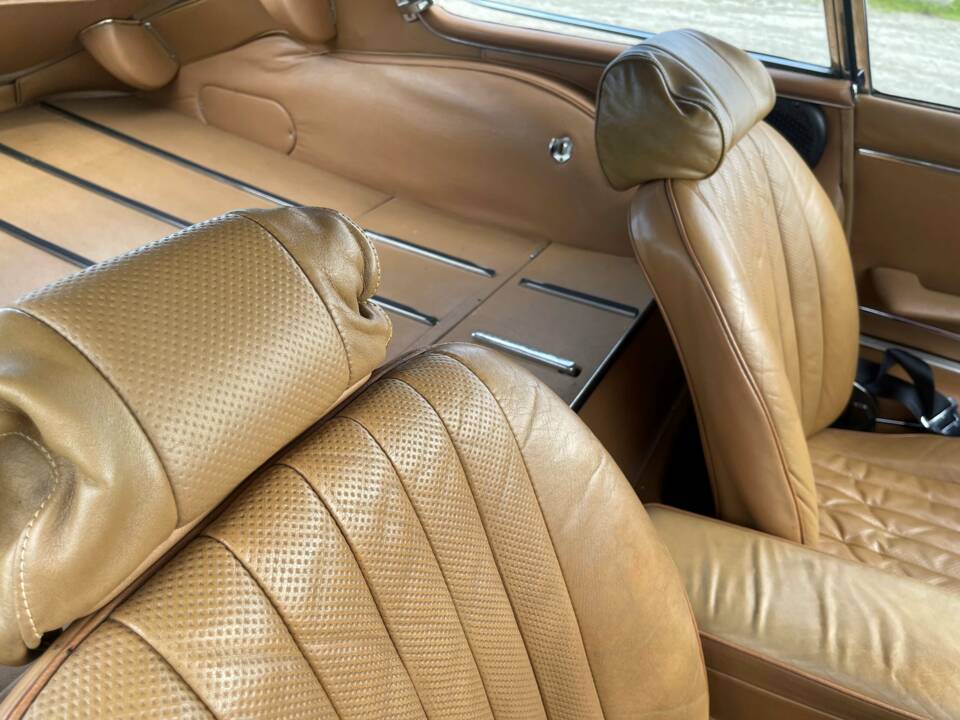 Image 8/12 of Jaguar E-Type (1971)