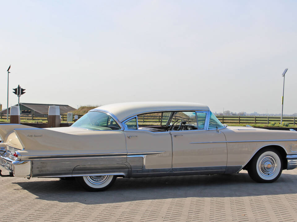 Image 7/29 of Cadillac 60 Special Fleetwood (1958)