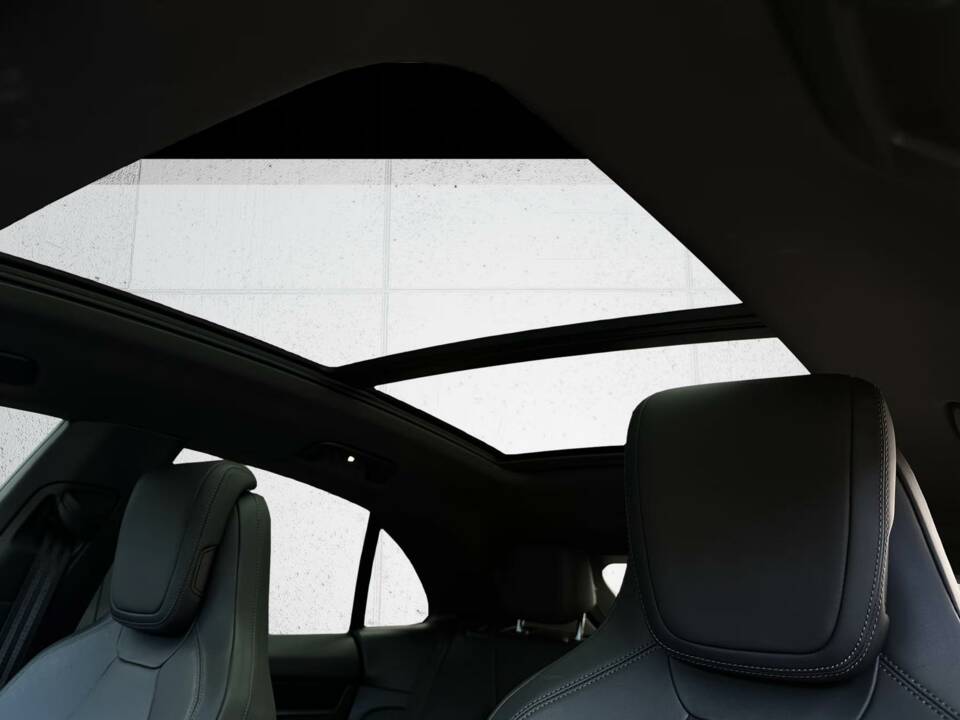 Image 9/13 de Porsche Macan Turbo (2024)