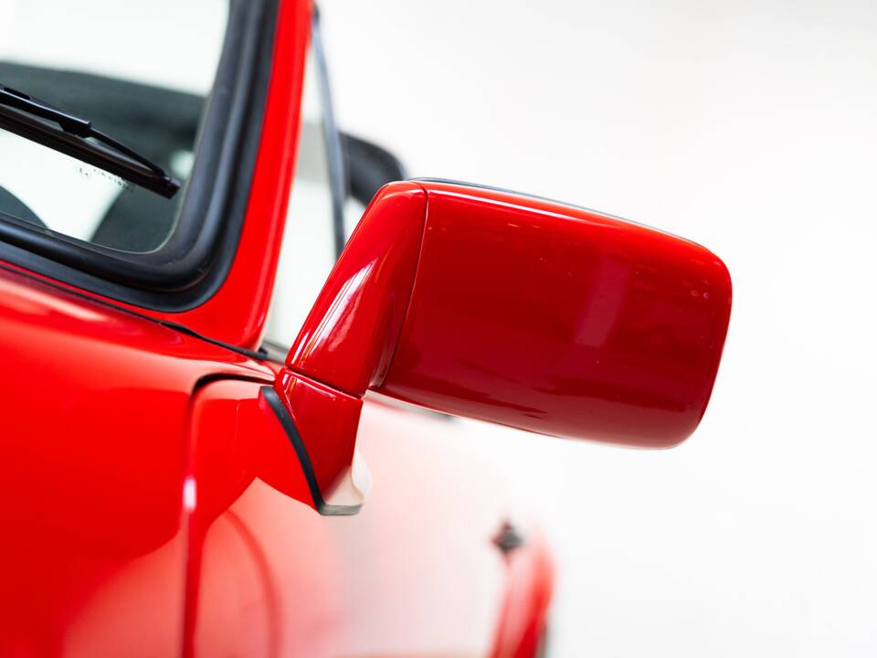 Image 23/31 of Porsche 911 Carrera 3.2 (1988)