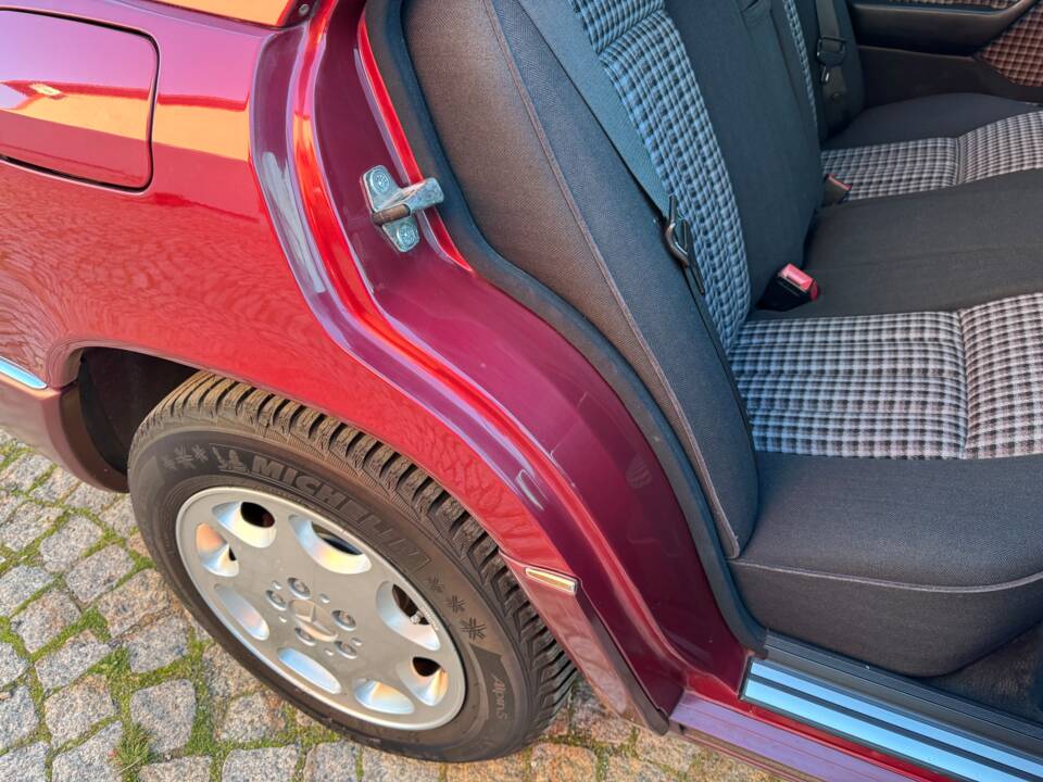 Immagine 70/75 di Mercedes-Benz 230 E (1992)