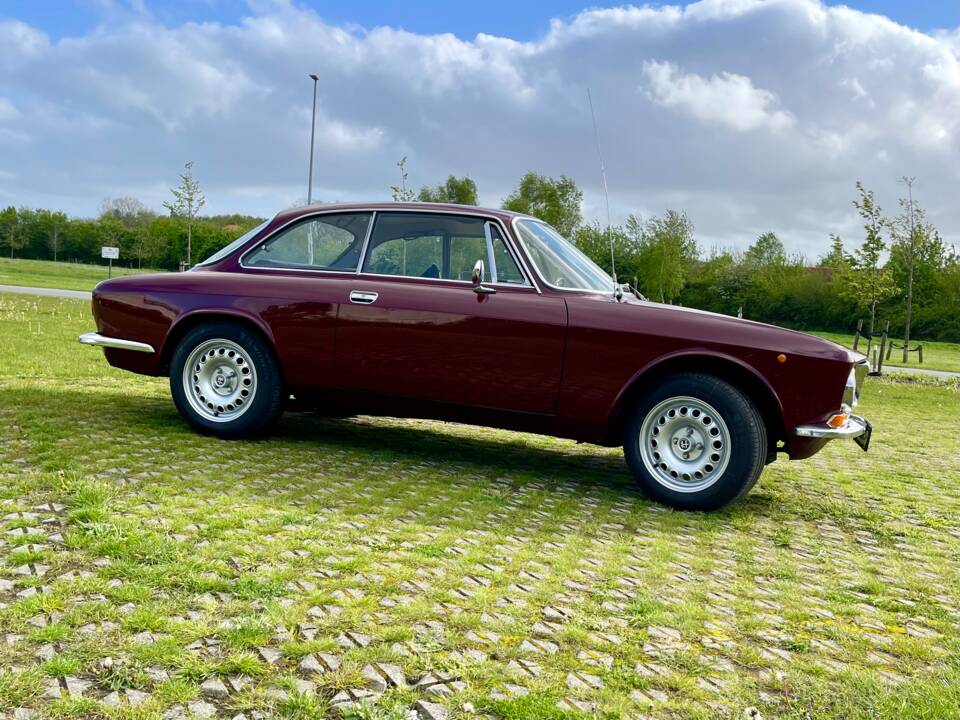 Image 6/37 of Alfa Romeo Giulia 1600 GT Junior (1974)