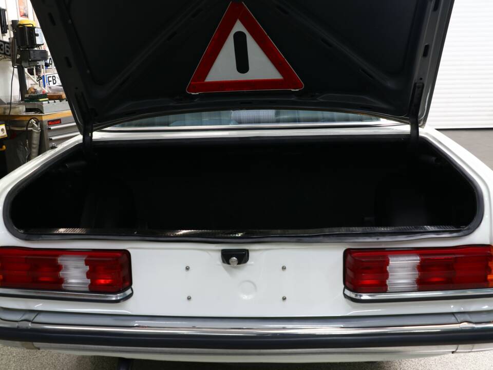 Bild 29/38 von Mercedes-Benz 230 CE (1984)