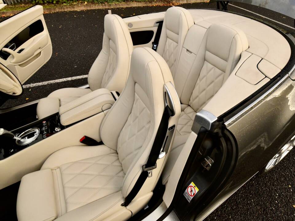 Image 26/50 of Bentley Continental GTC (2011)