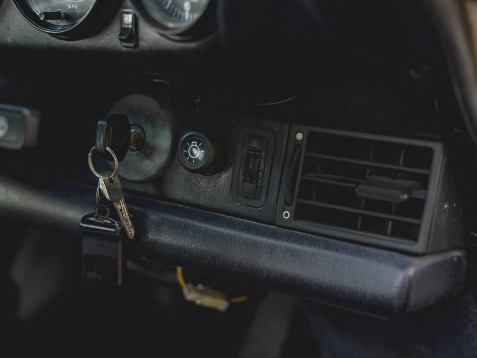 Image 28/33 of Porsche 911 Carrera 3.2 (1988)