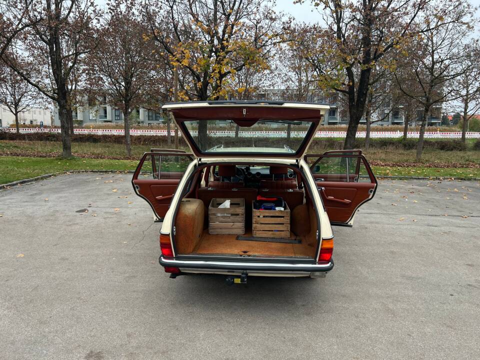 Image 17/36 of Mercedes-Benz 300 TD Turbodiesel (1982)