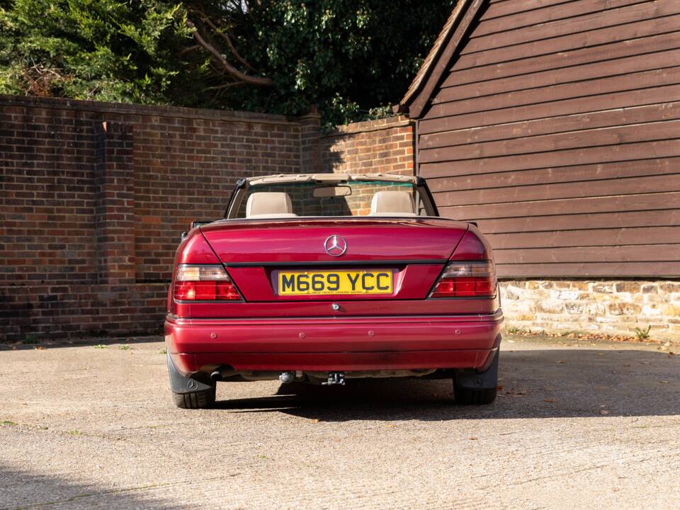 Bild 9/33 von Mercedes-Benz E 220 (1994)