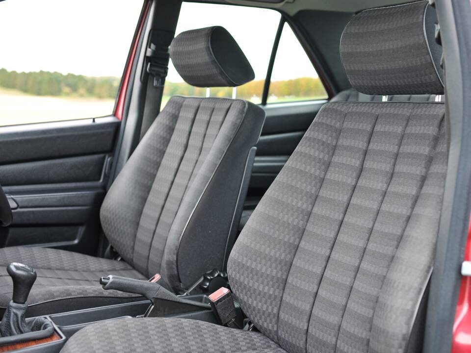 Image 20/31 of Mercedes-Benz 190 E (1993)