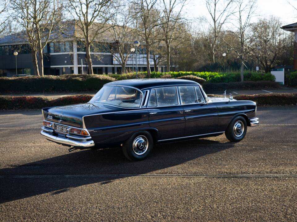 Image 11/29 de Mercedes-Benz 220 SE b (1966)