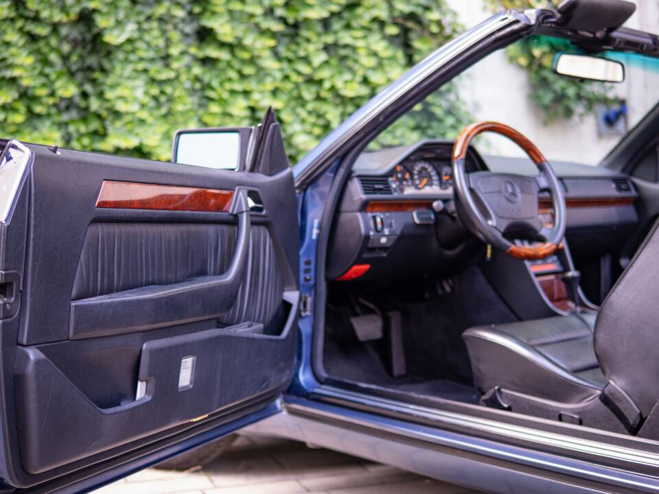 Obraz 26/50 pojazdu Mercedes-Benz 300 CE-24 (1992)