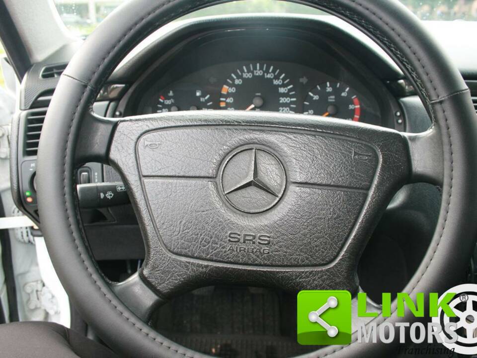 Image 6/10 of Mercedes-Benz E 220 CDI (1998)